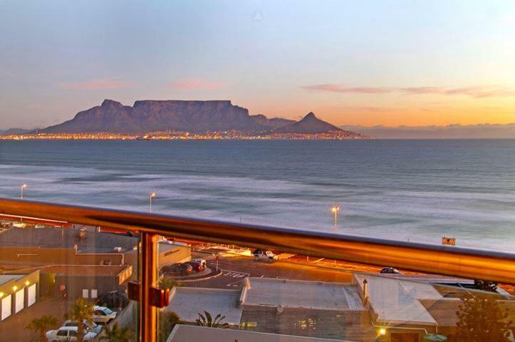 Infinity Oceanview 303A Apartment Bloubergstrand Luaran gambar